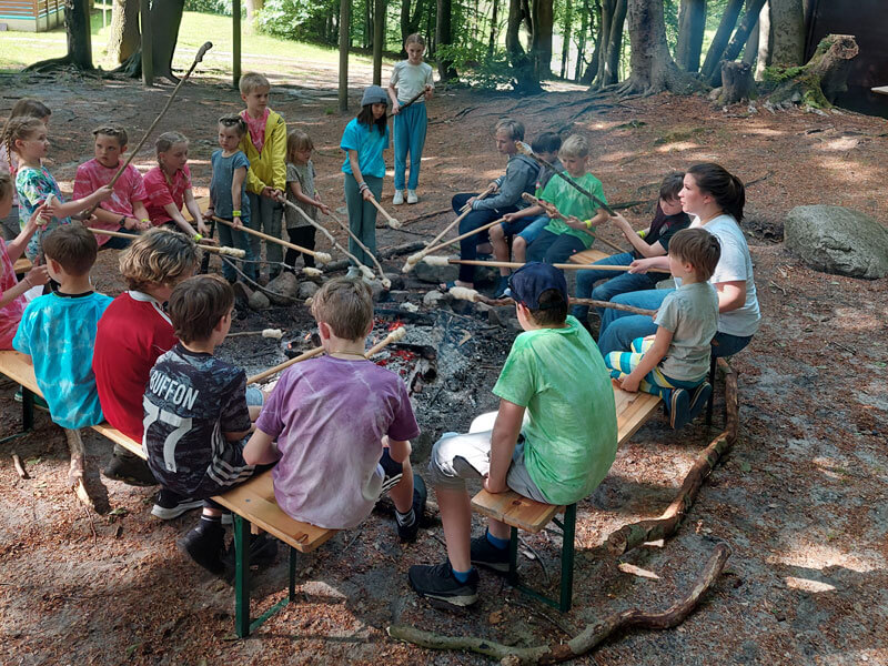 EJE-Freizeiten - Stockbrot am Lagerfeuer in der Schnupperfreizeit